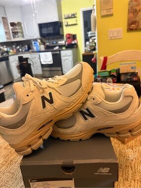 New Balance Beige 2002R Athletic Sneakers sz 8 mens / 9.5 women new in box !!